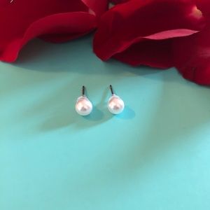 Pearl studs